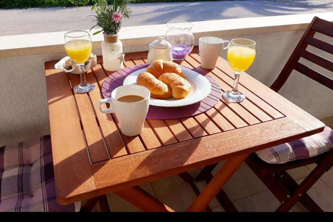 Violet Red Yellow Apartments - Housity