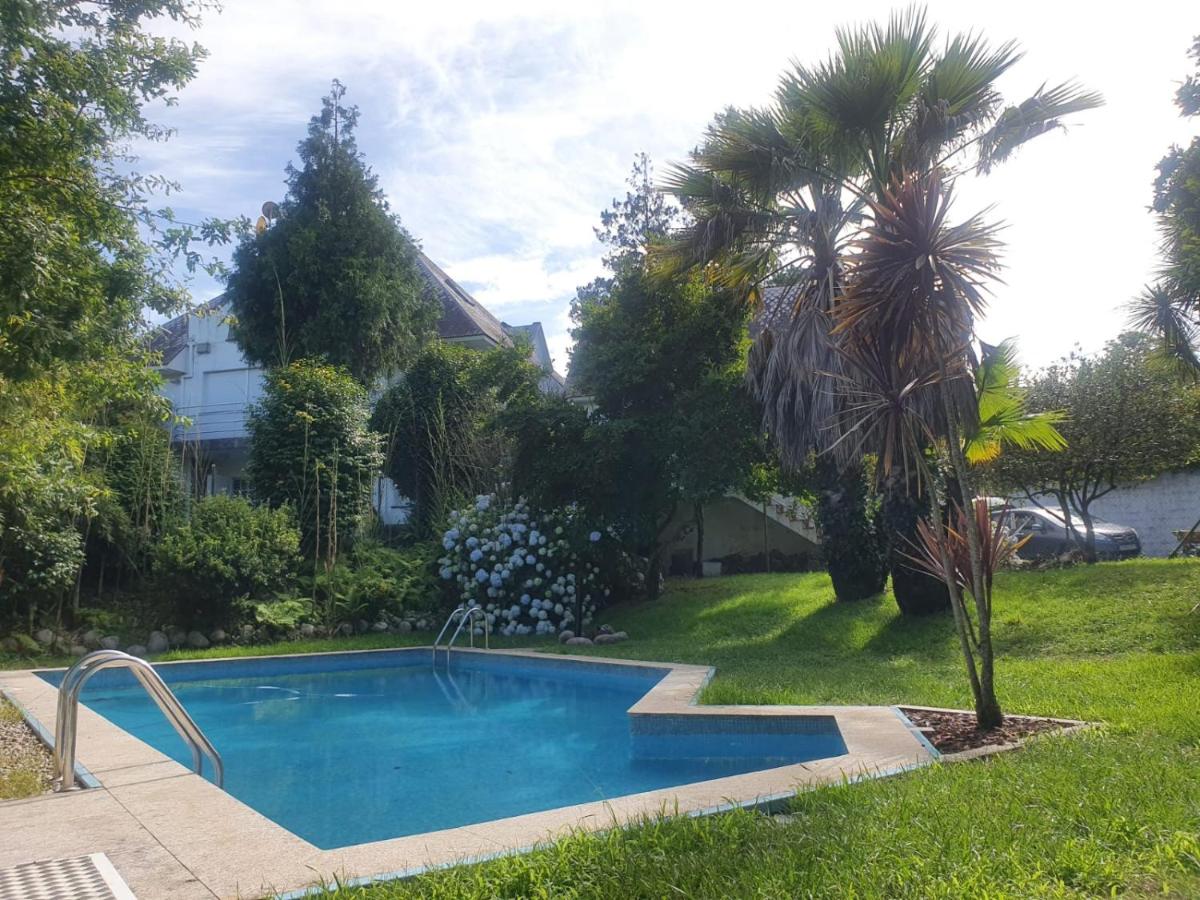 VILLA ESTILO FRANCÉS CON PISCINA Y AMPLIO JARDÍN - Housity