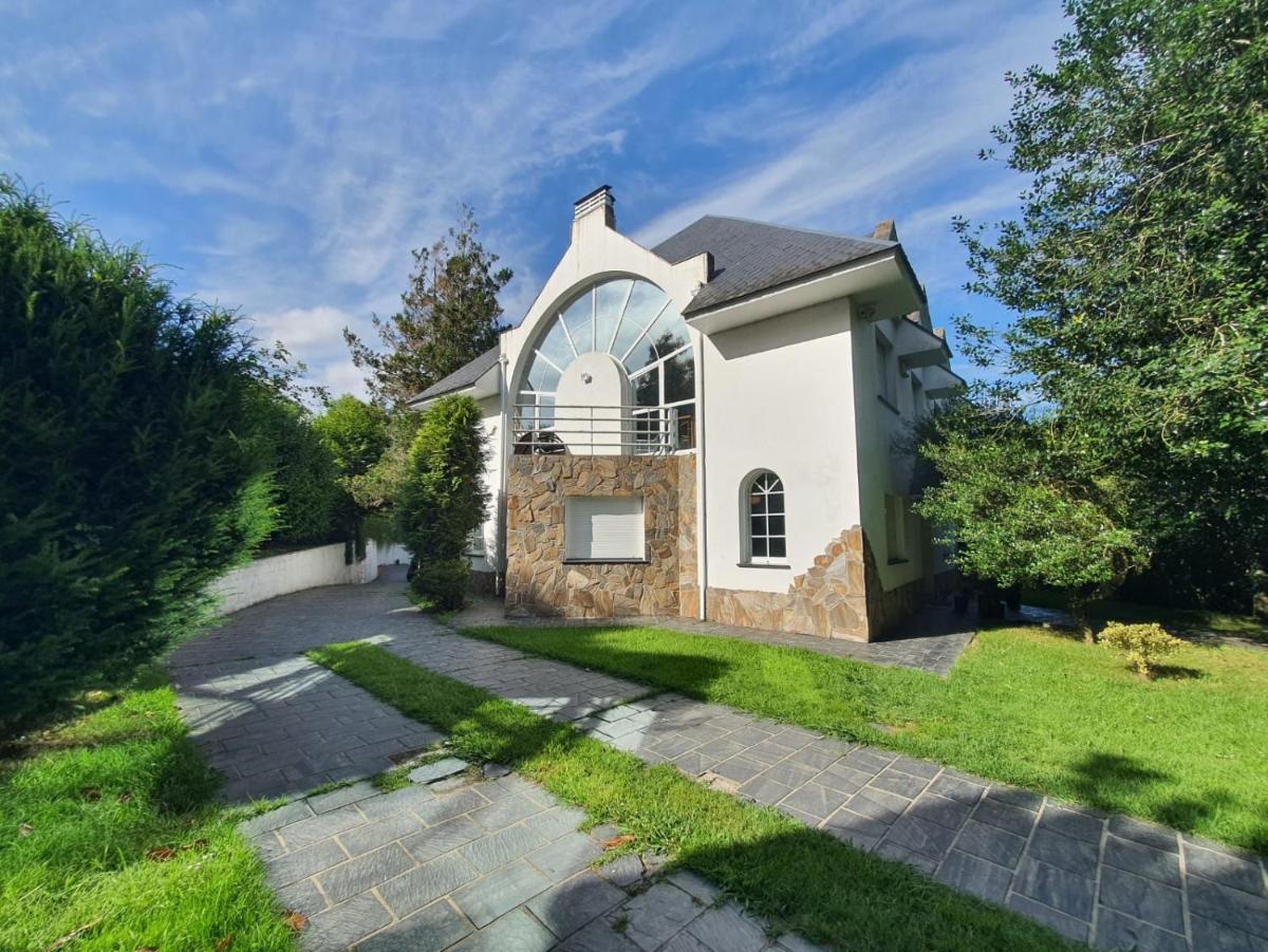 VILLA ESTILO FRANCÉS CON PISCINA Y AMPLIO JARDÍN - Housity