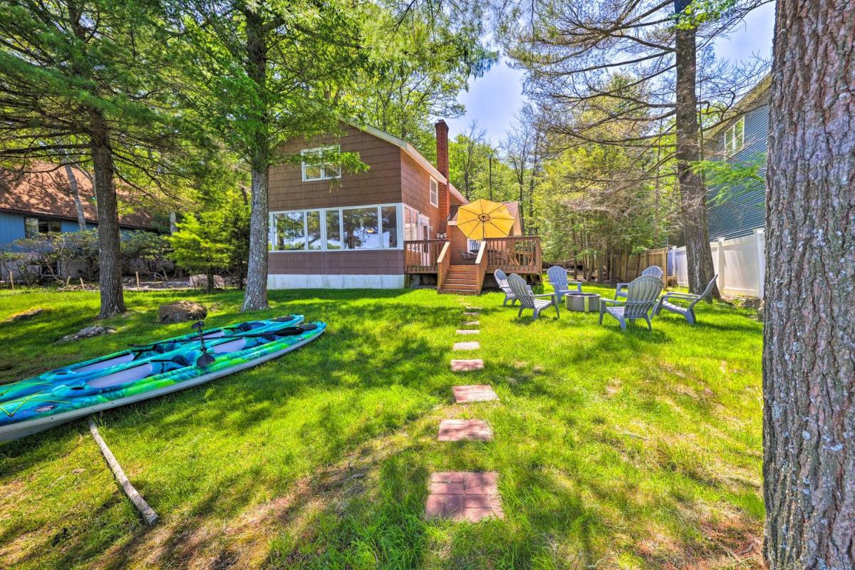 Lakefront Cottage with Boat Dock and Fire Pit! - Housity