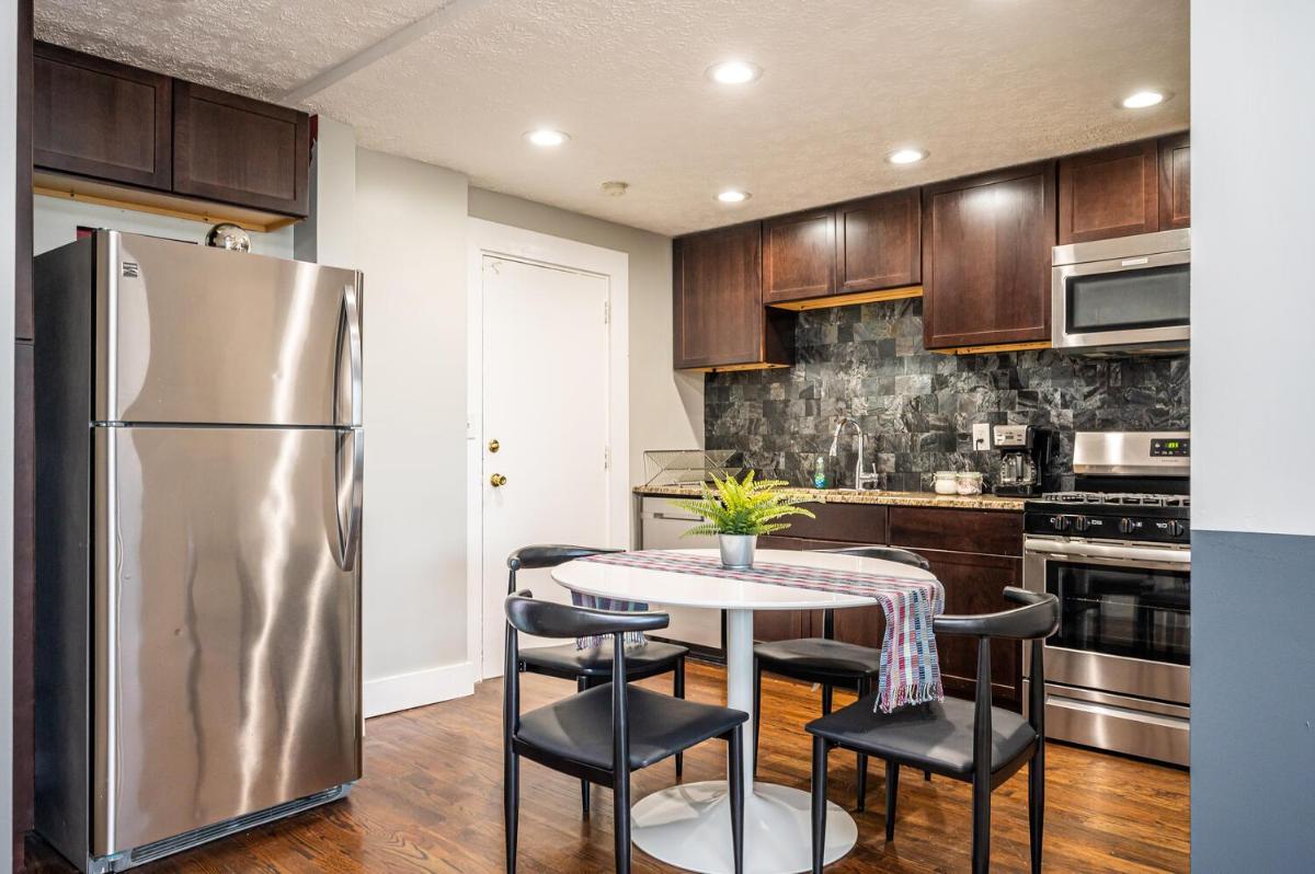 ATL Downtown! City View! Onsite Parking! POOL! LM1K1Q - Housity