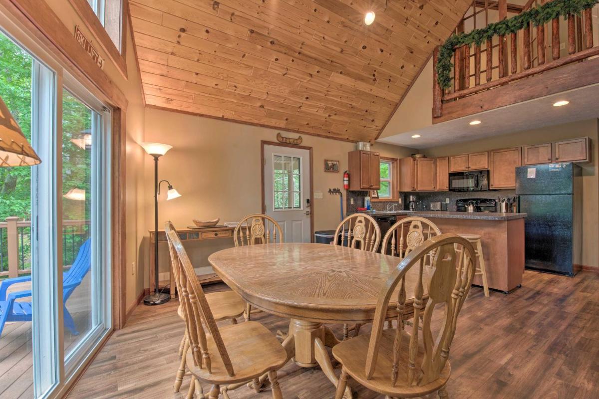 Lake Harmony Resort House with Fire Pit and Deck - Housity