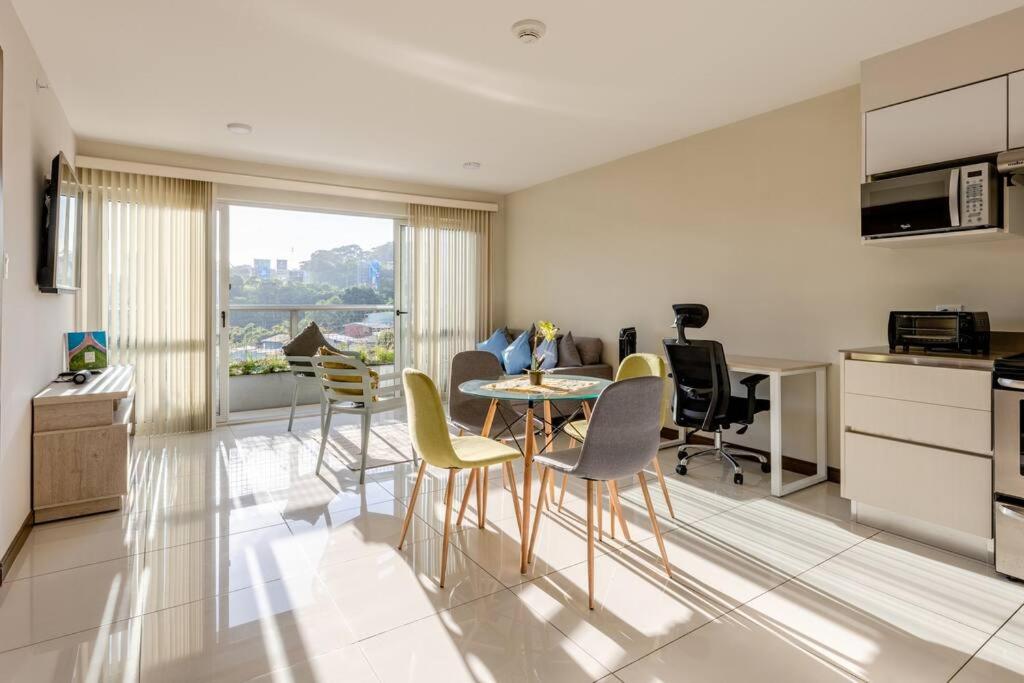 New & Modern APT - 100 MBPS 15 min from airport - Housity