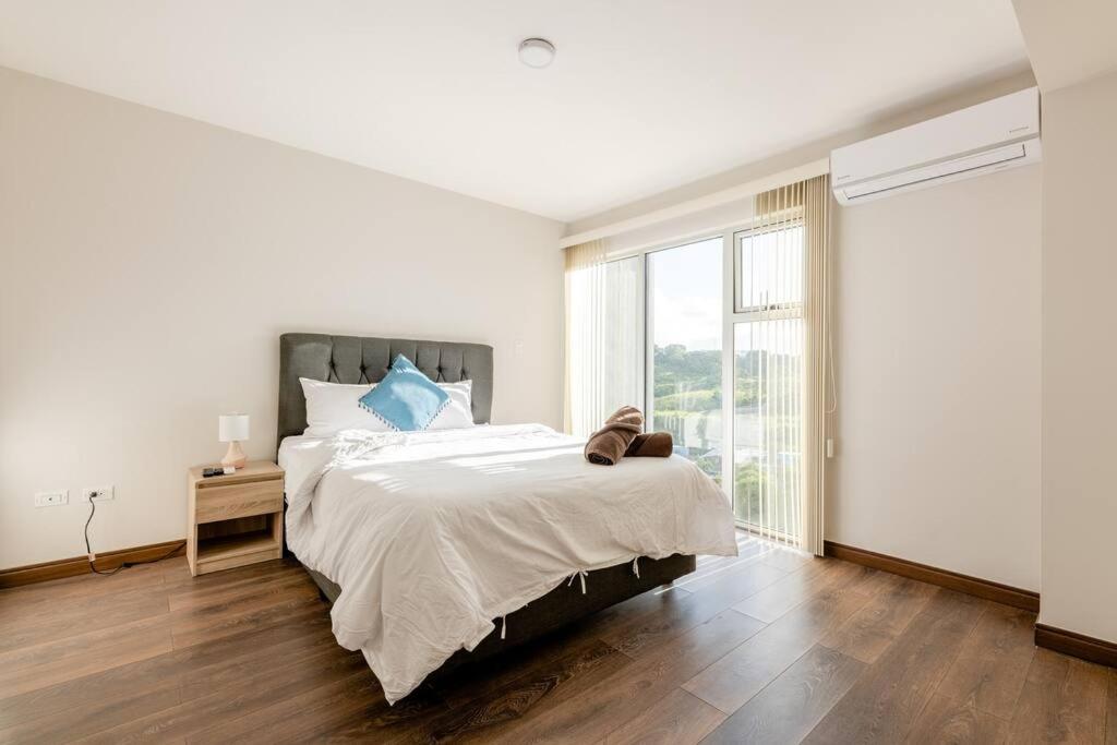 New & Modern APT - 100 MBPS 15 min from airport - Housity