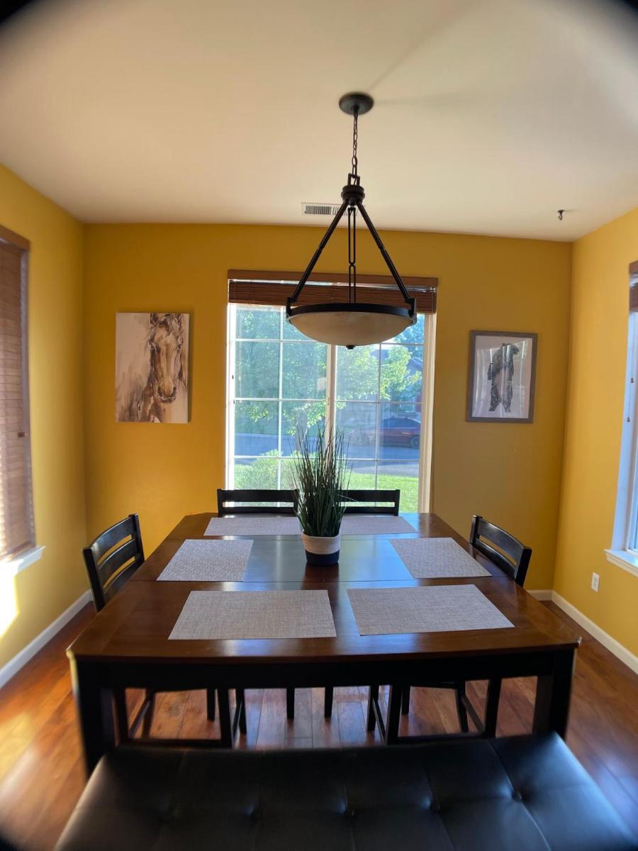 Cozy Casa w/fireplace, double ovens, garage parking, EV Charger 20min Mt Rose; 40 2 Tahoe - Housity