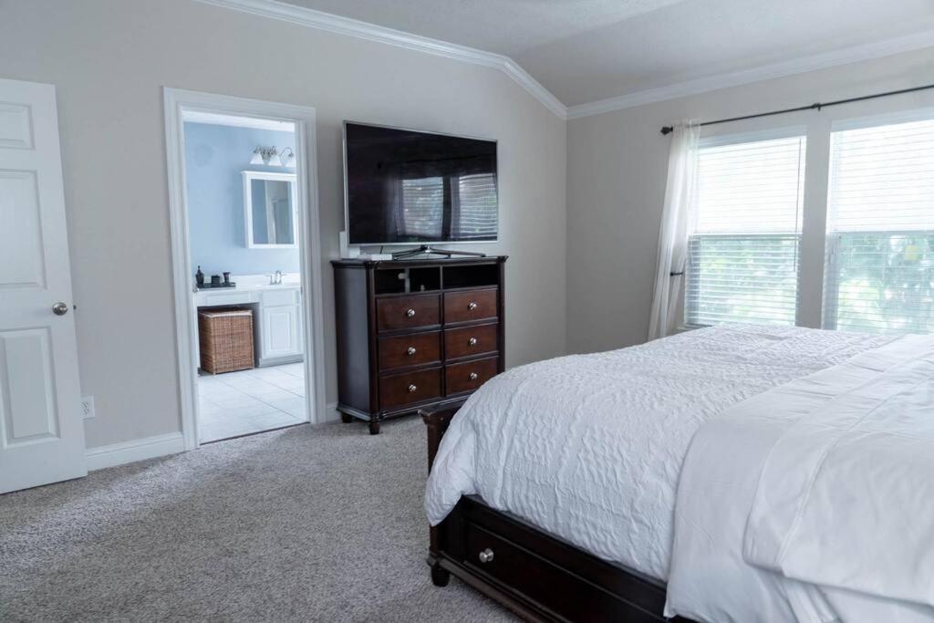 ~~ Big Family Home near 99 / i10 / kid friendly~~ - Housity