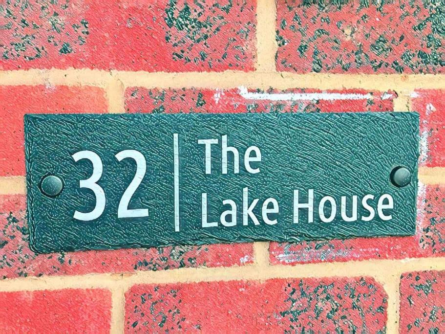 The Lake House ? Near Goldsworth Lake - Housity