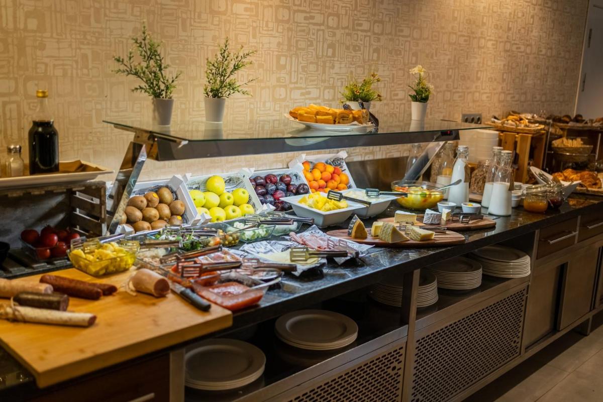 Comida en o cerca de este hotel