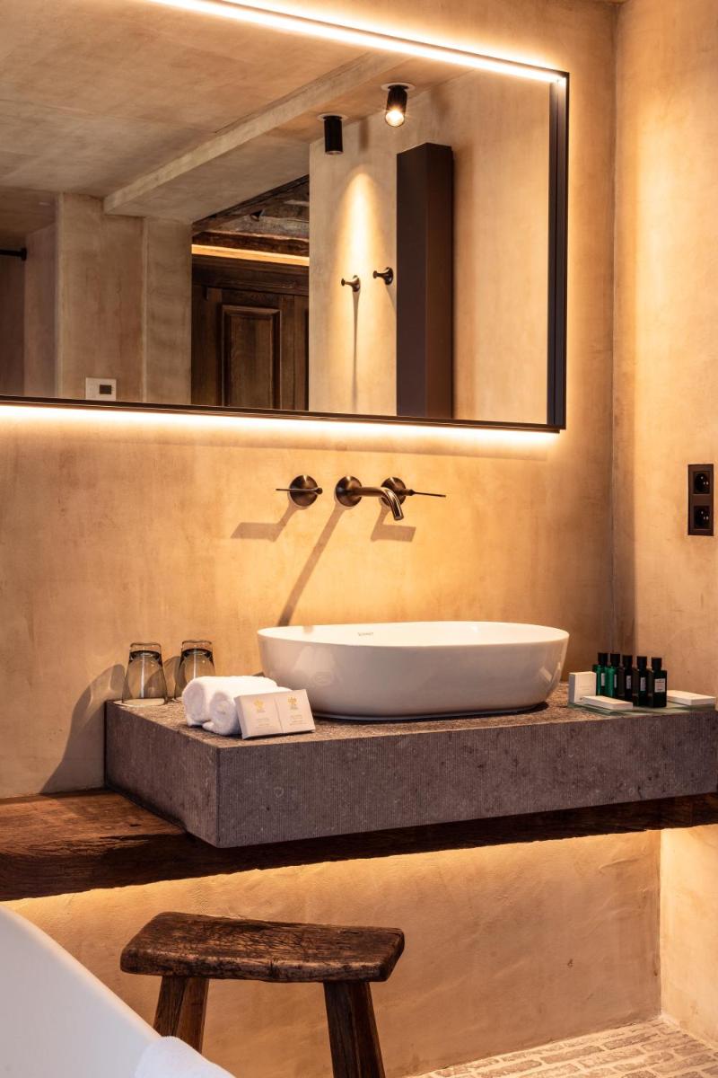 Salle de bains dans l'établissement La Ferme Saint Simeon Hotel & Spa - Relais & Chateaux