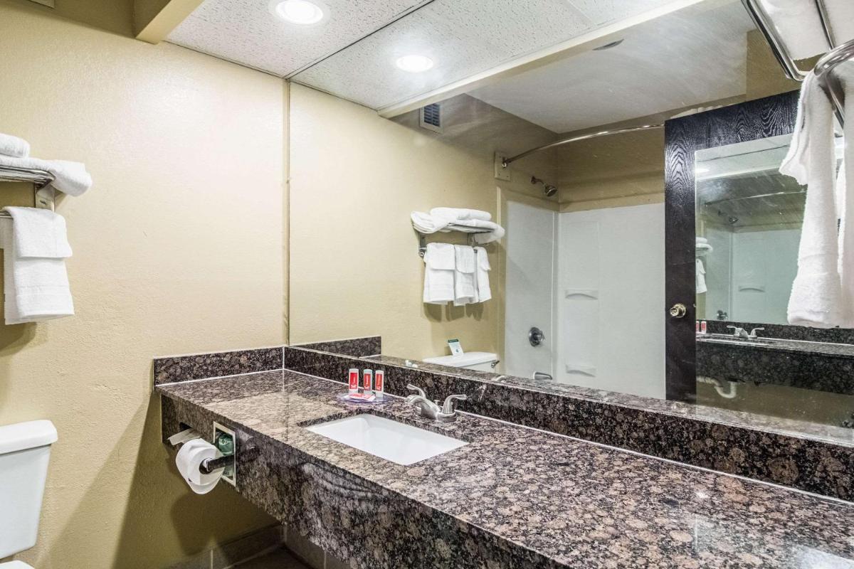 Econo Lodge Darien - Housity