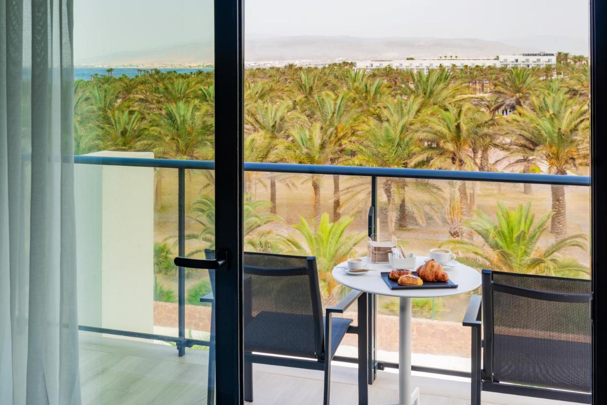 Un balcón o terraza de Cabogata Beach Hotel