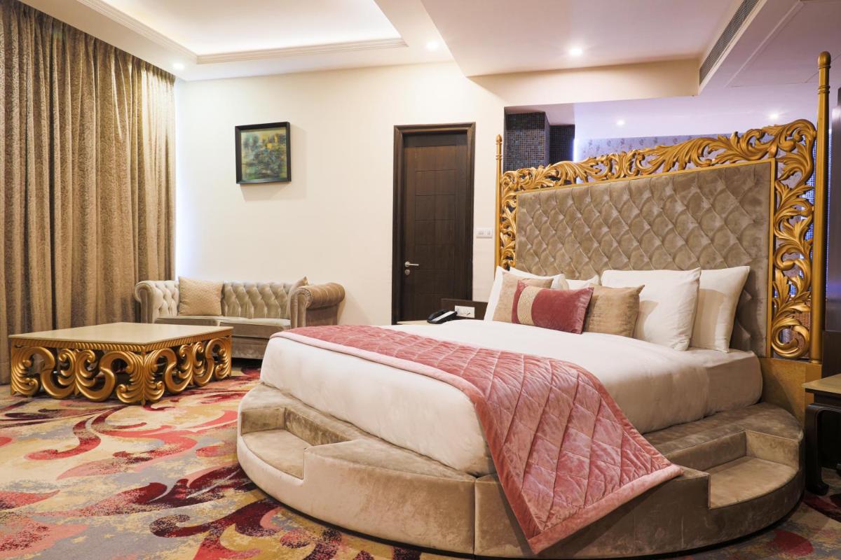 a bedroom with a king sized bed in a room at Radisson Chandigarh Zirakpur in Chandīgarh