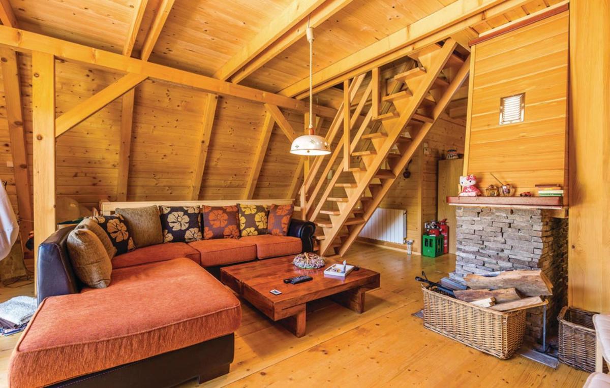 Beautiful 3-Bed House in Crni Lug - Housity