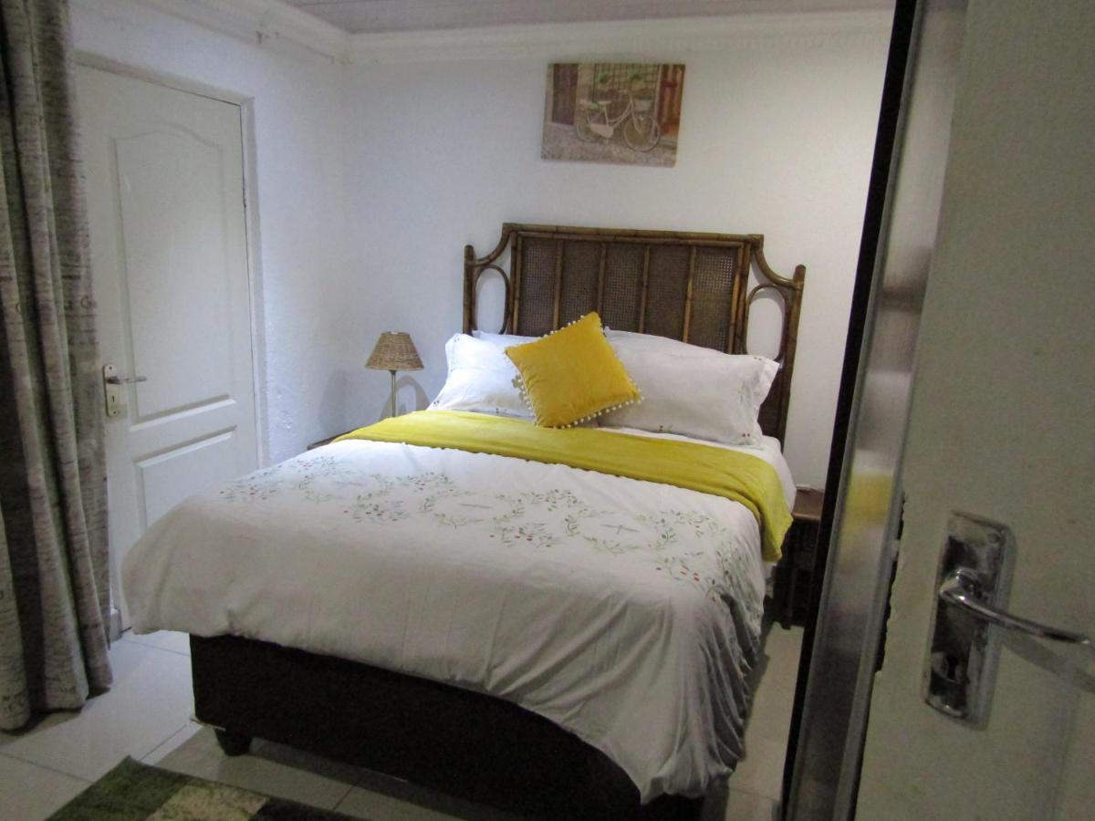 Phomolong Guest House Soweto - Housity