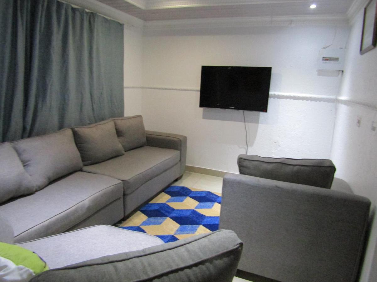 Phomolong Guest House Soweto - Housity