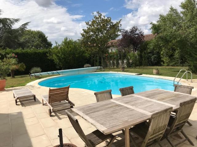 Maison ancienne avec piscine au milieu des vignes - Housity
