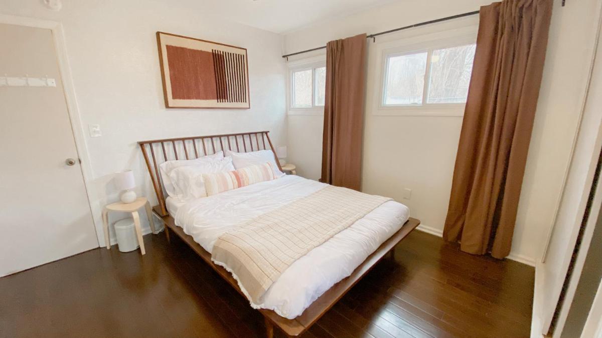 Retro Ypsilanti Cottage - Peloton & Vintage Vibes - Housity