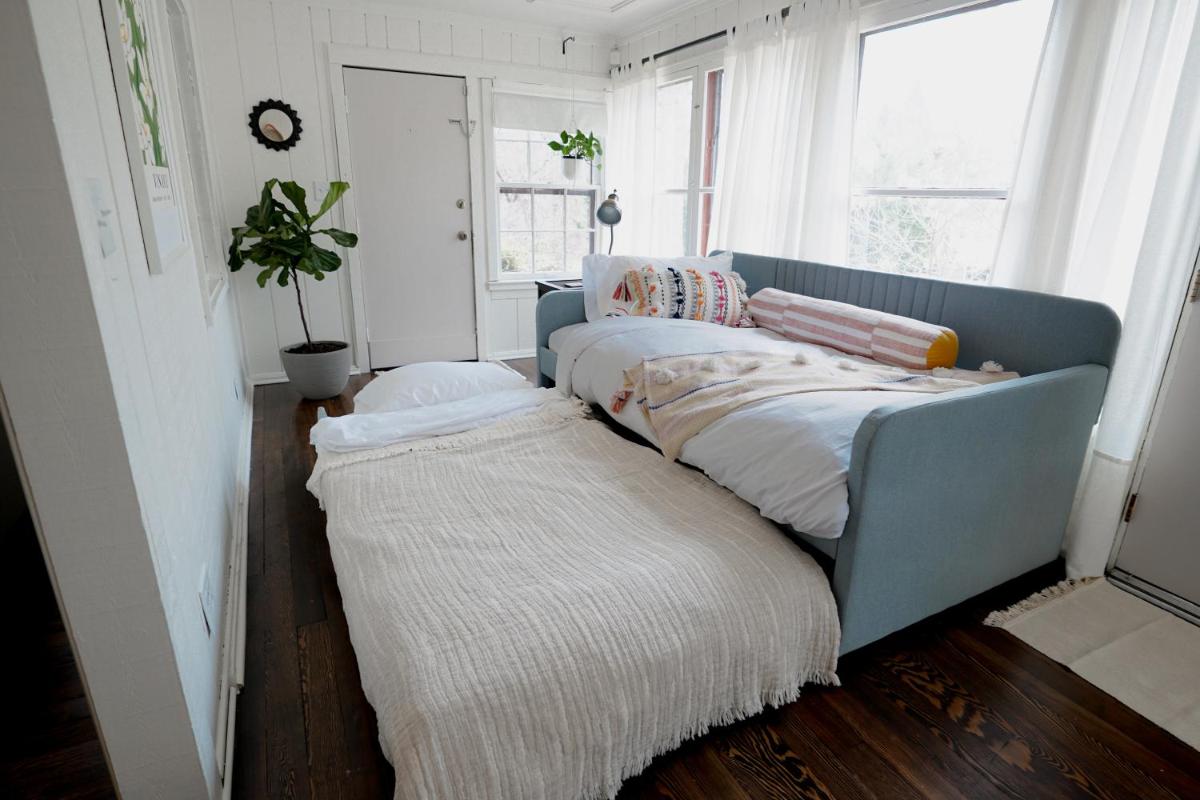 Retro Ypsilanti Cottage - Peloton & Vintage Vibes - Housity