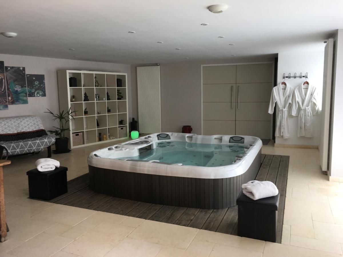 Maison Charentaise tout confort 20 couchages - Housity