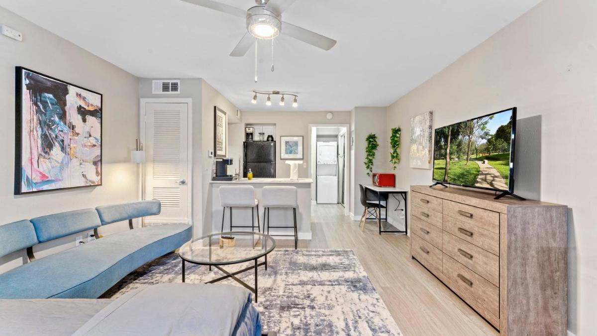 Cozy Efficiency Studios Close to Downtown and Domain - Housity