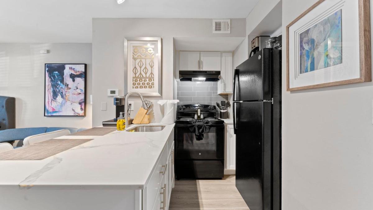 Cozy Efficiency Studios Close to Downtown and Domain - Housity
