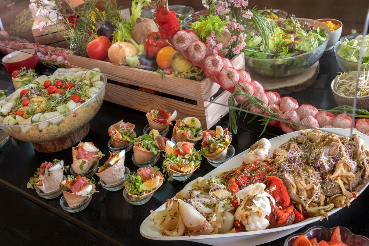 Comida en o cerca de este hotel