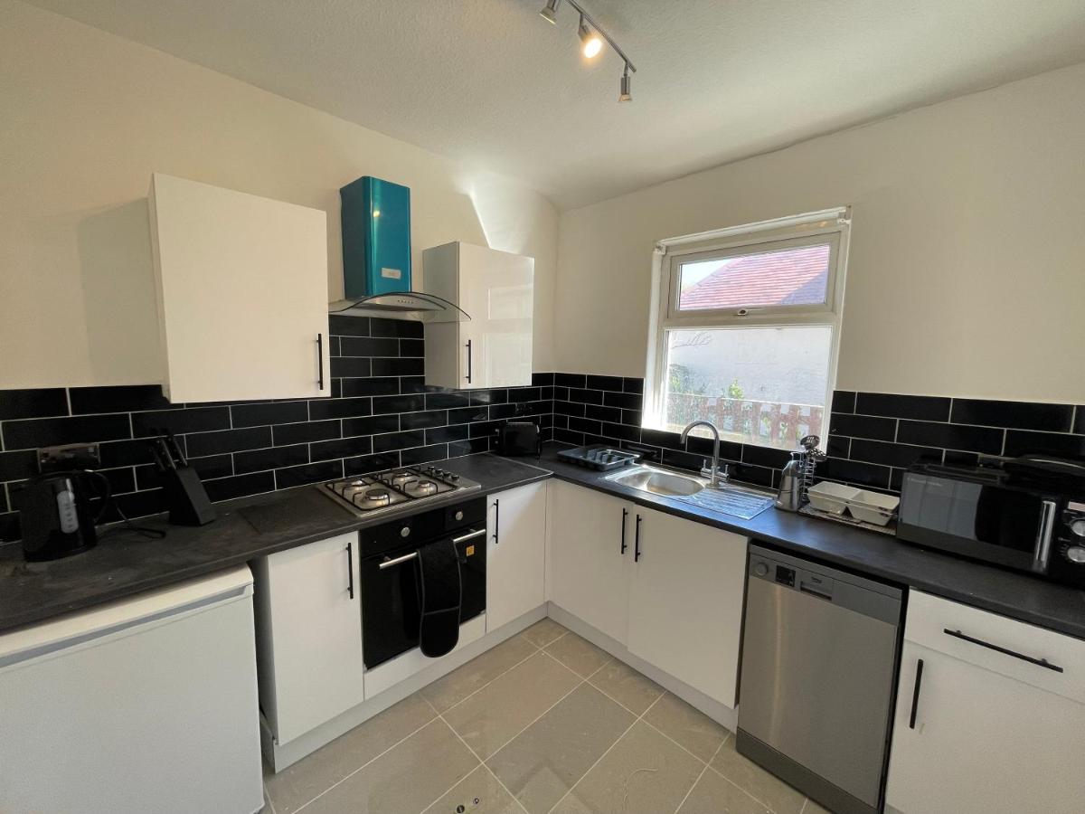 3 bedroom Garden apartment next to craig-y-don park - Housity