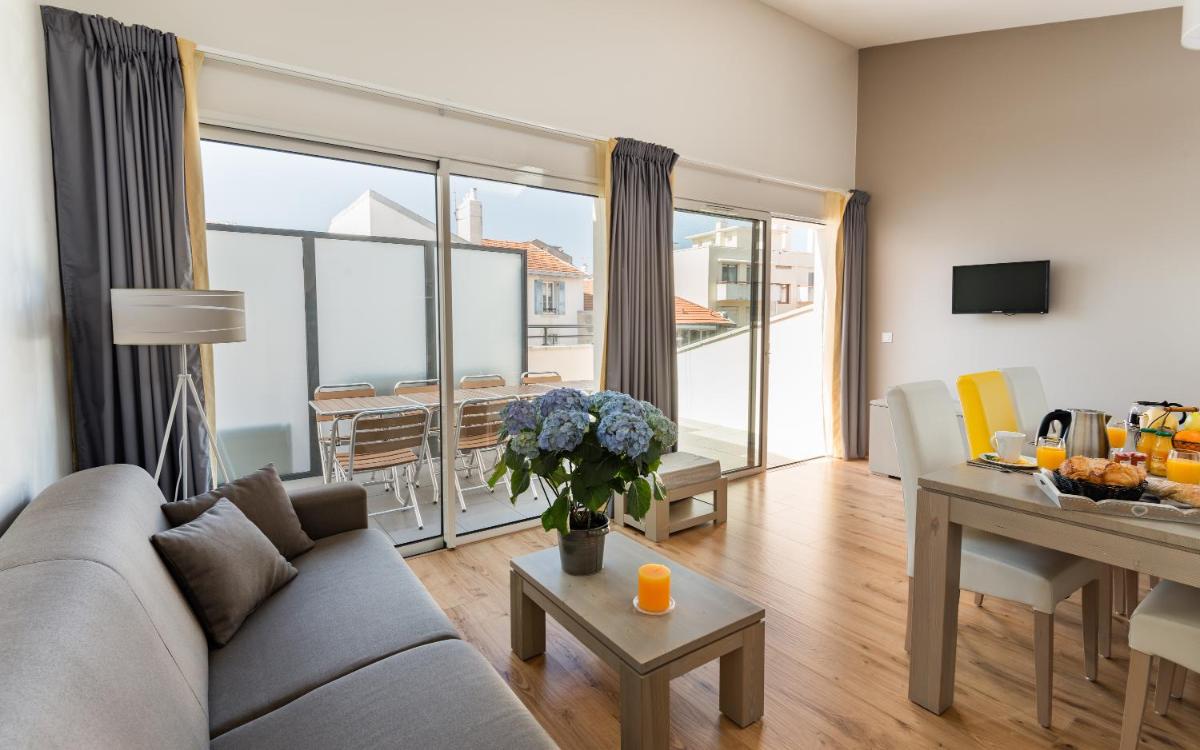 Télévision ou salle de divertissement dans l'établissement Lagrange Vacances Les Patios Eugénie