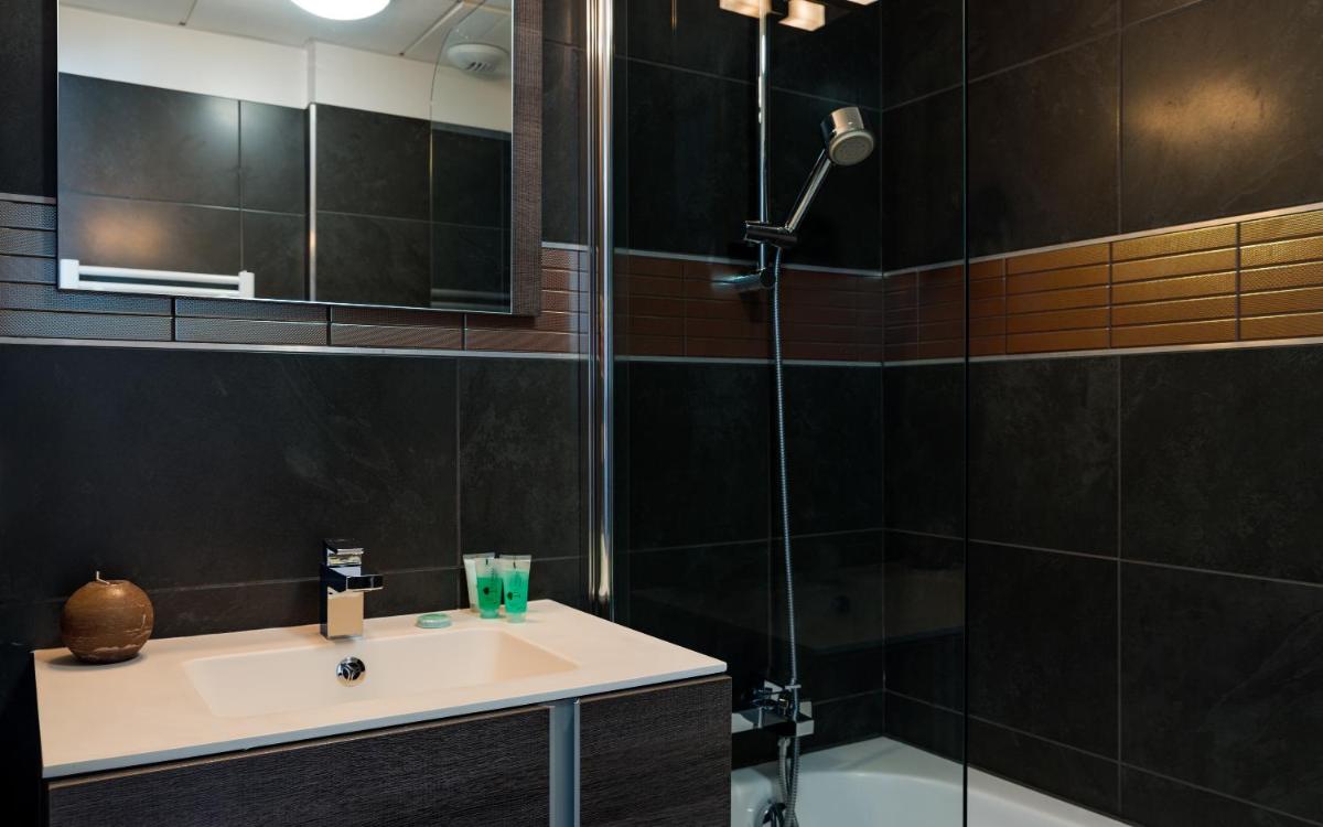 Salle de bains dans l'établissement Lagrange Vacances Les Patios Eugénie