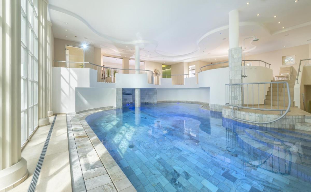 Der Swimmingpool an oder in der Nähe von ROEWERS Privathotel & Spa