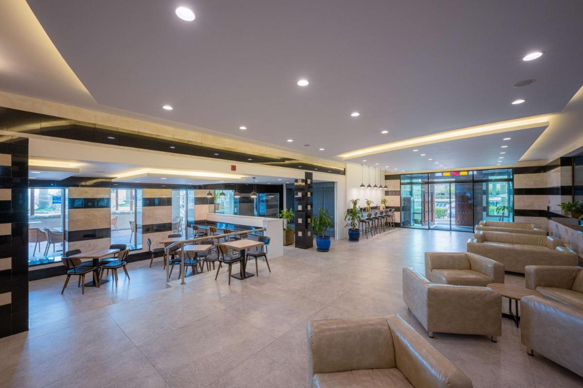 Radisson Blu Hotel, Kuwait - Housity