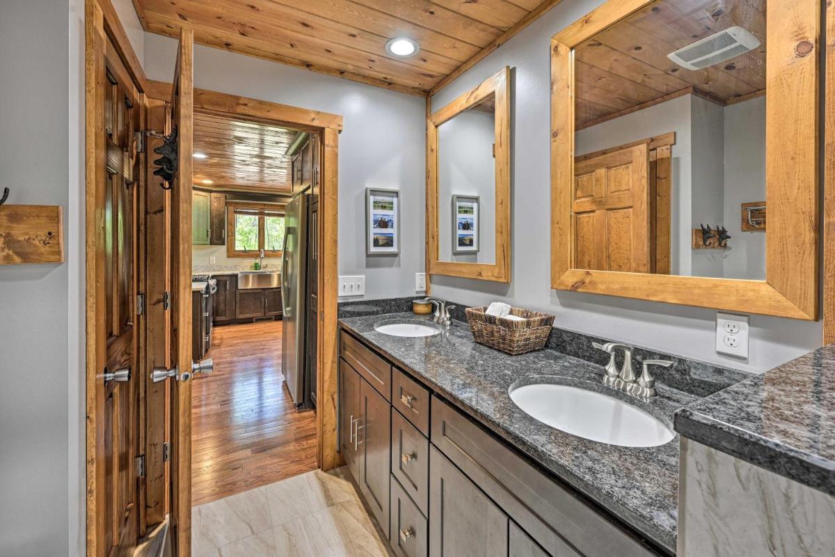 Cabin 1 Mi to Sand Valley, 1 Block to Beach - Housity
