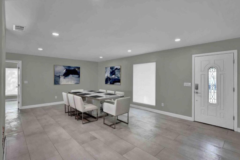 Suitetrails - Luxurious 5 bedroom lake house 3min from Universal