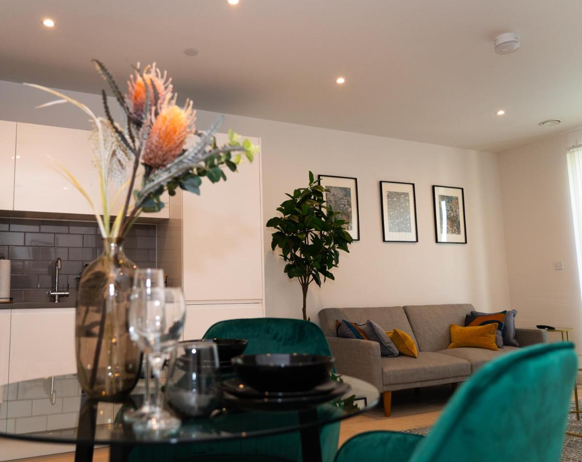 Royal Wharf - 1 Bed - Balcony - River & City View - Housity