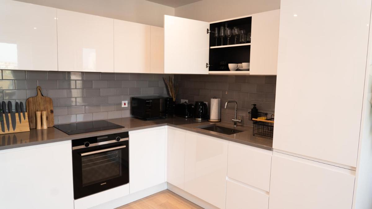 Royal Wharf - 1 Bed - Balcony - River & City View - Housity
