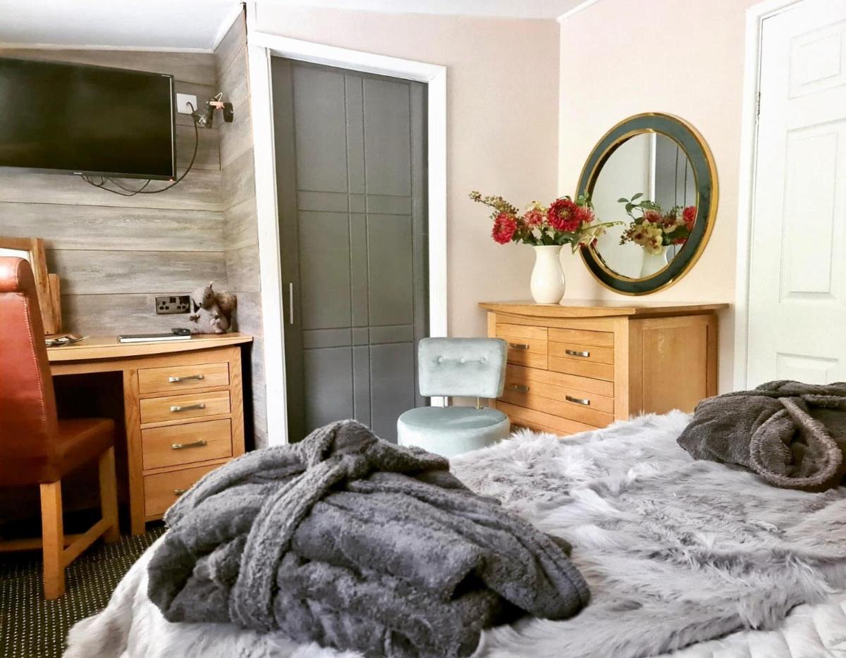 Rowan Tree Lodge with hot tub - Housity
