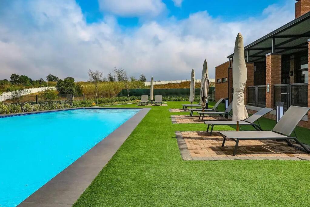 Luxury Modern Condo - Housity