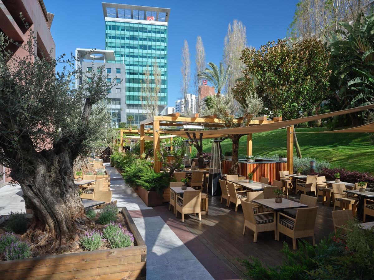 Um jardim no exterior de Corinthia Lisbon