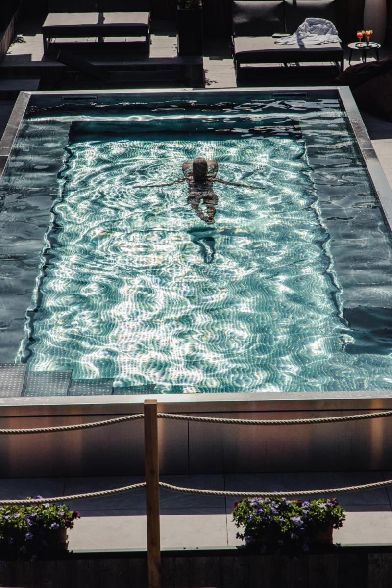 Piscine de l'établissement Les Gentianettes Hotel & Spa ou située à proximité