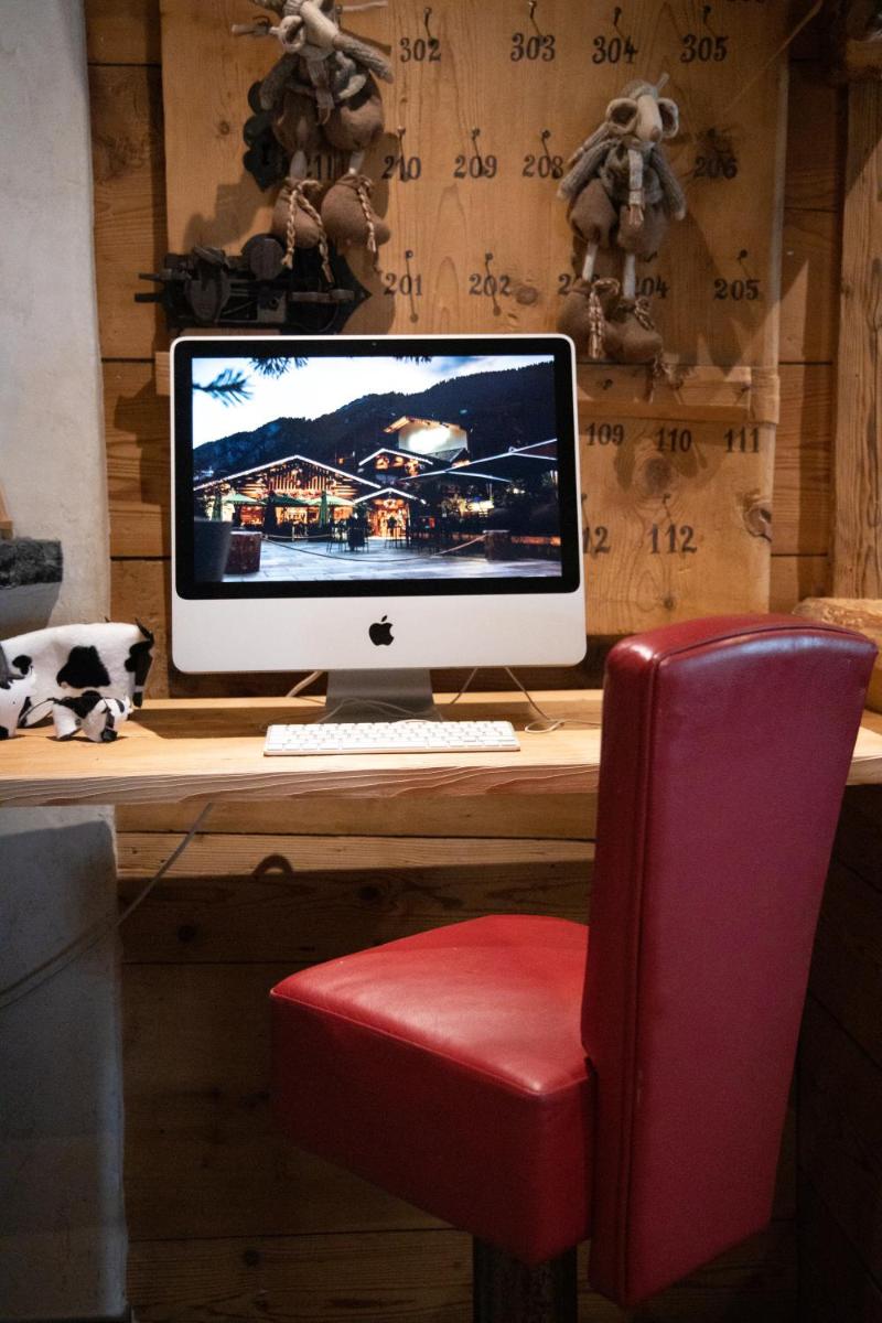 Télévision ou salle de divertissement dans l'établissement Les Gentianettes Hotel & Spa