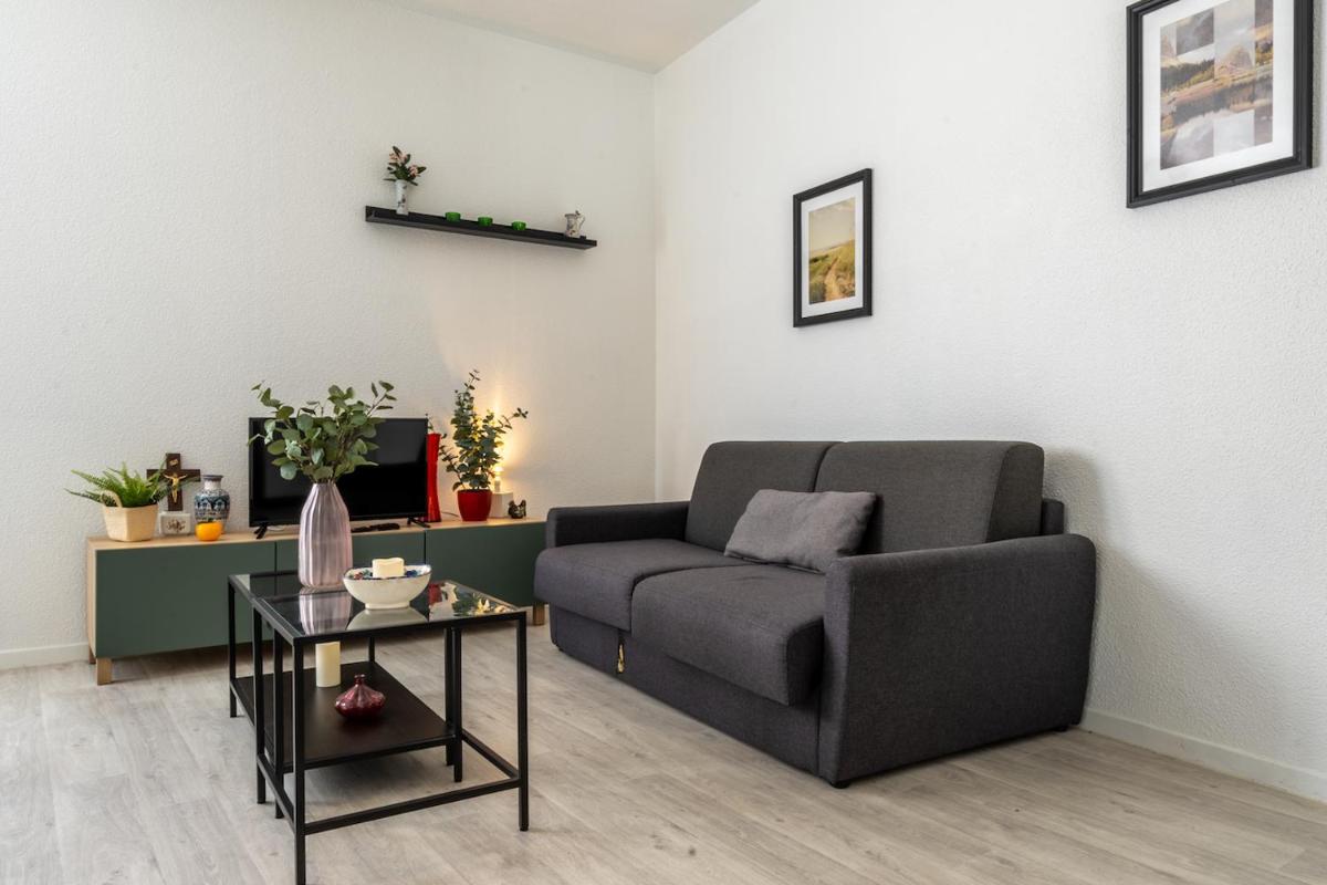 Résidence SERENITY--BAGAGERIE--JARDIN PRIVE avec AIRE DE JEUX-BARBECUE-ESPACE PIC NIC--PROCHE SANCTUAIRE-HYPER CENTRE--WIFI--avec vue imprenable sur le CHATEAU de LOURDES - Housity