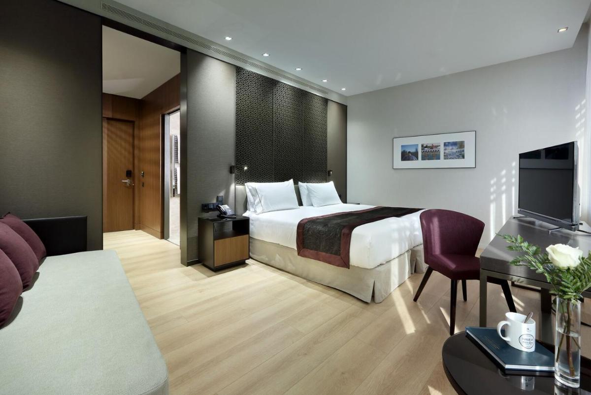 una habitación de hotel con una cama y un televisor en Eurostars Torre Sevilla, en Sevilla 44 fotos más