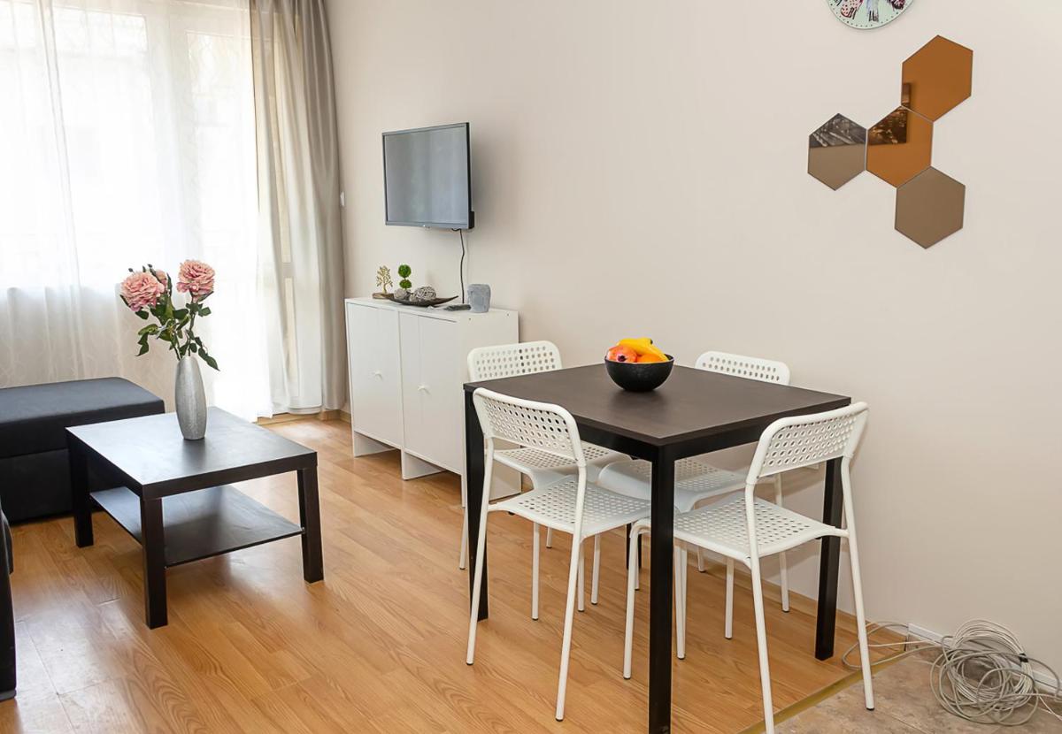 Stylish 1BD Apartment with Cozy Balcony in Varna - Hizvo