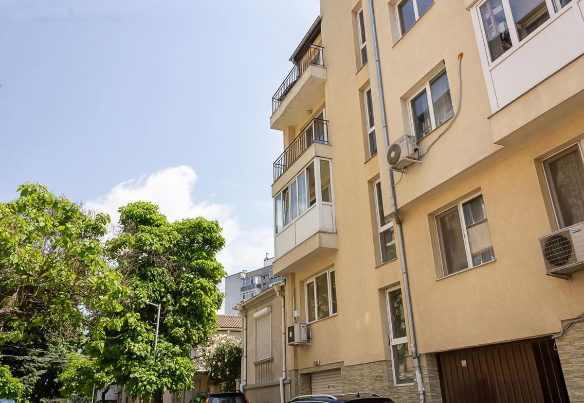 Stylish 1BD Apartment with Cozy Balcony in Varna - Hizvo