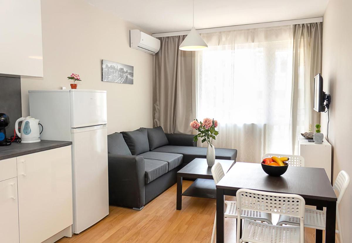 Stylish 1BD Apartment with Cozy Balcony in Varna - Hizvo