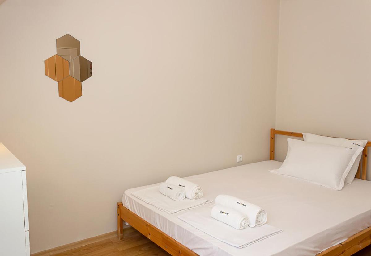 Stylish 1BD Apartment with Cozy Balcony in Varna - Hizvo