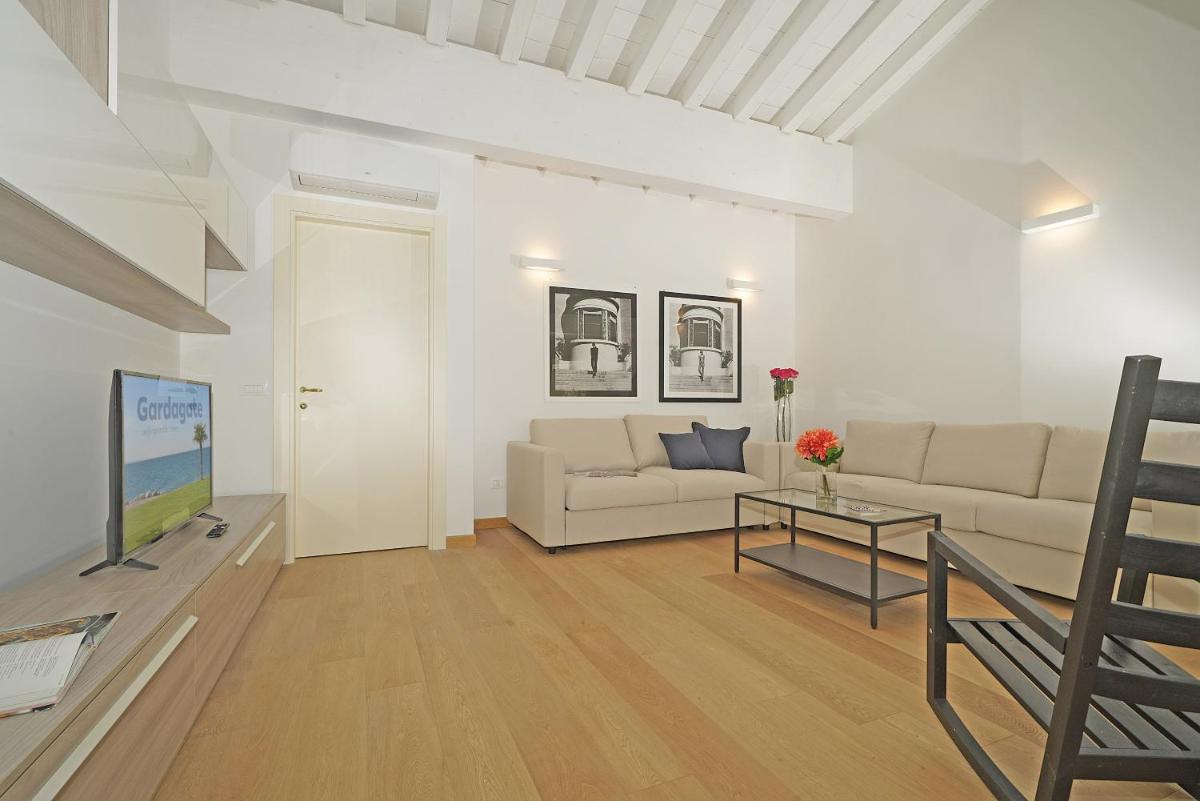 Una finestra vista lago - Gardagate - Housity
