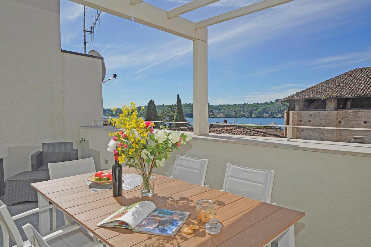 Una finestra vista lago - Gardagate - Housity