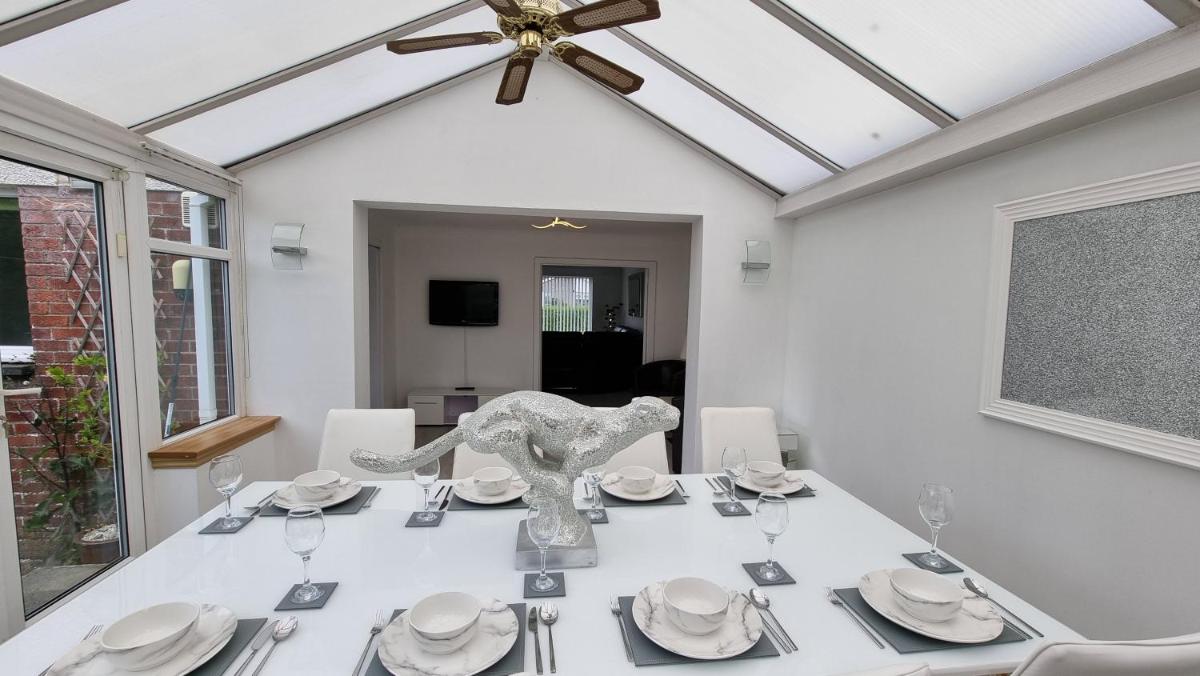 Rozelle Villa - Housity