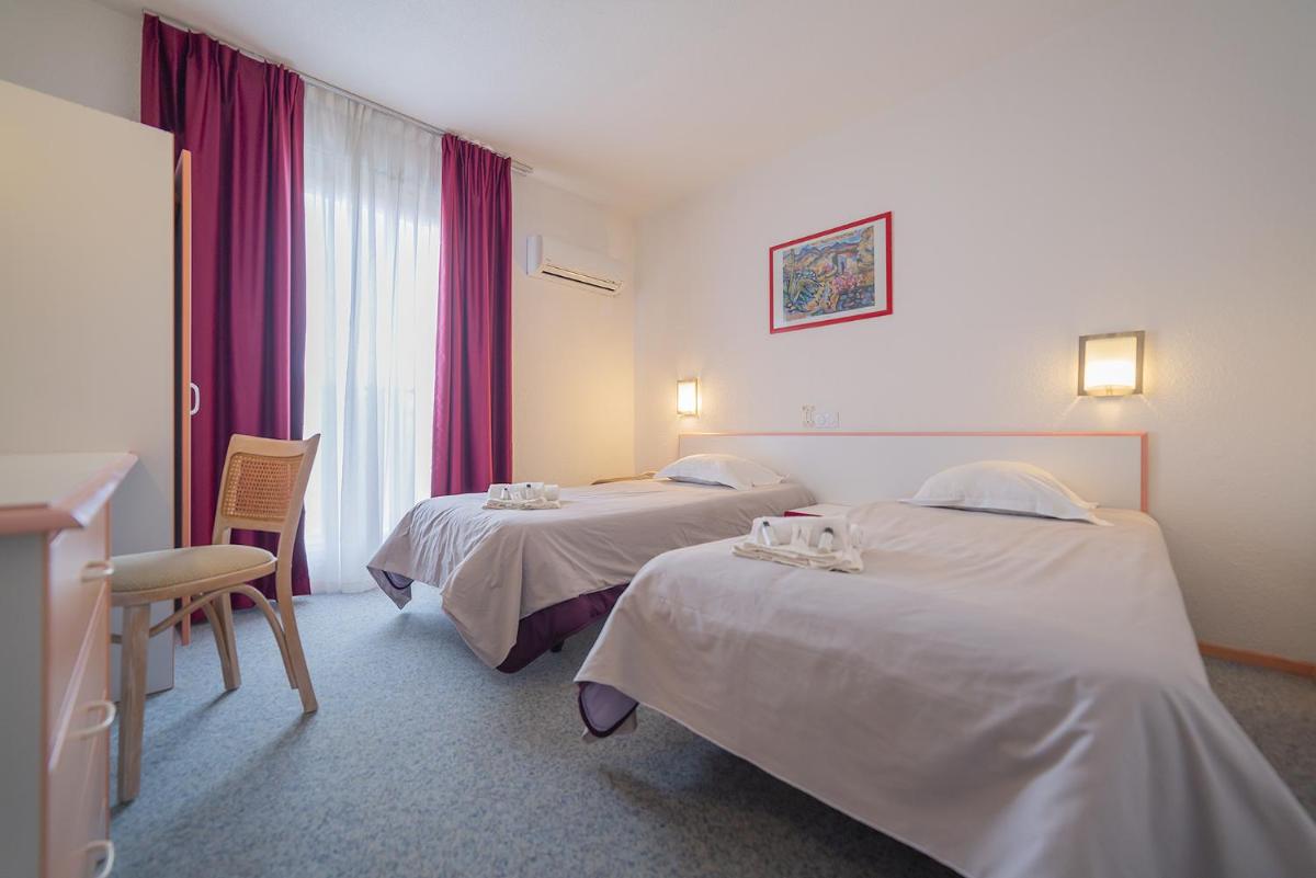 Un ou plusieurs lits dans un hébergement de l'établissement Relax'Otel & Spa, Le Barcarès